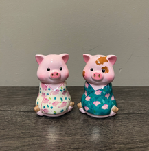 Load image into Gallery viewer, Pigs in a Blanket Salt &amp; Pepper Set