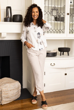 Load image into Gallery viewer, Pleat Button Capri